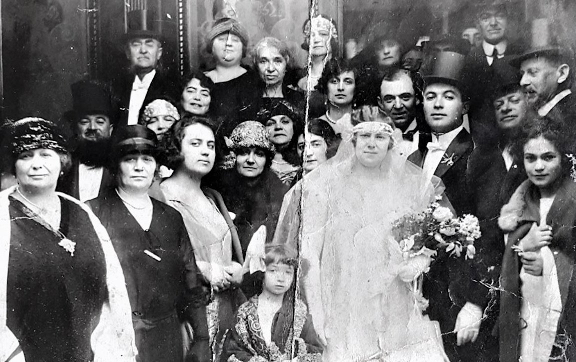 A photo of the Weinberg family from Savaş Arslan's “Bir Sigmund Weinberg Belge-meseli.” (Courtesy of Istanbul Modern)